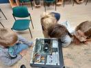 Premier jour d'informatique enfants et un ordinateur est en panne ! les enfants ont récupéré les composants utilisables et on tout assemblé dans un autre ordinateur